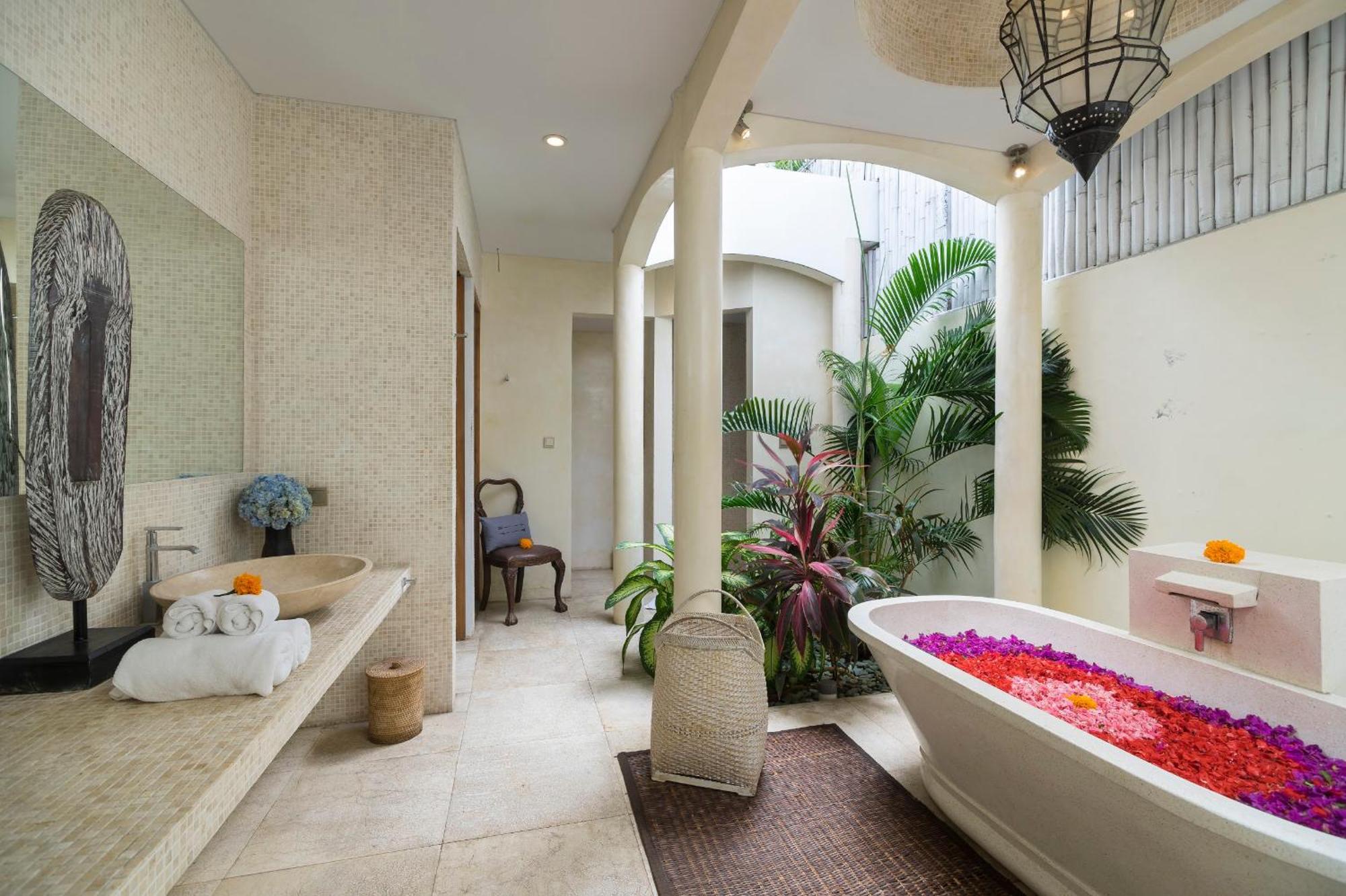 Elegant Villa Casabianca - Tropical Pool & Garden, Near Potato Head Beach Club! Seminyak Kültér fotó