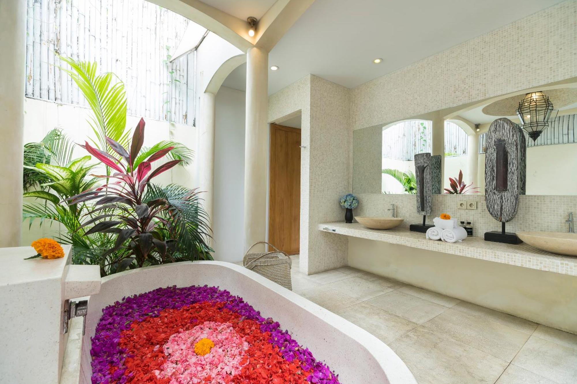 Elegant Villa Casabianca - Tropical Pool & Garden, Near Potato Head Beach Club! Seminyak Kültér fotó